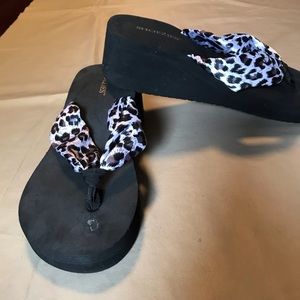 Shoezies snow leopard thong sandals